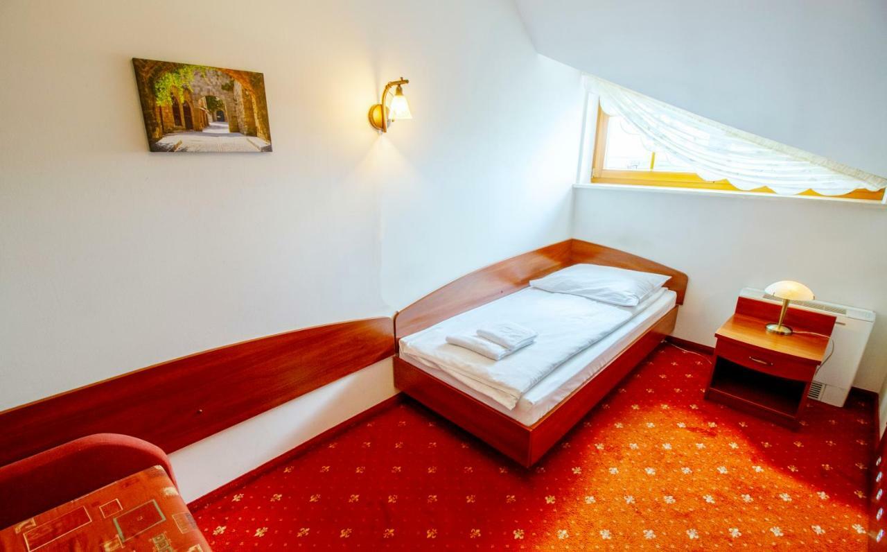 Hotel Stary Mlyn Koziegłowy Esterno foto