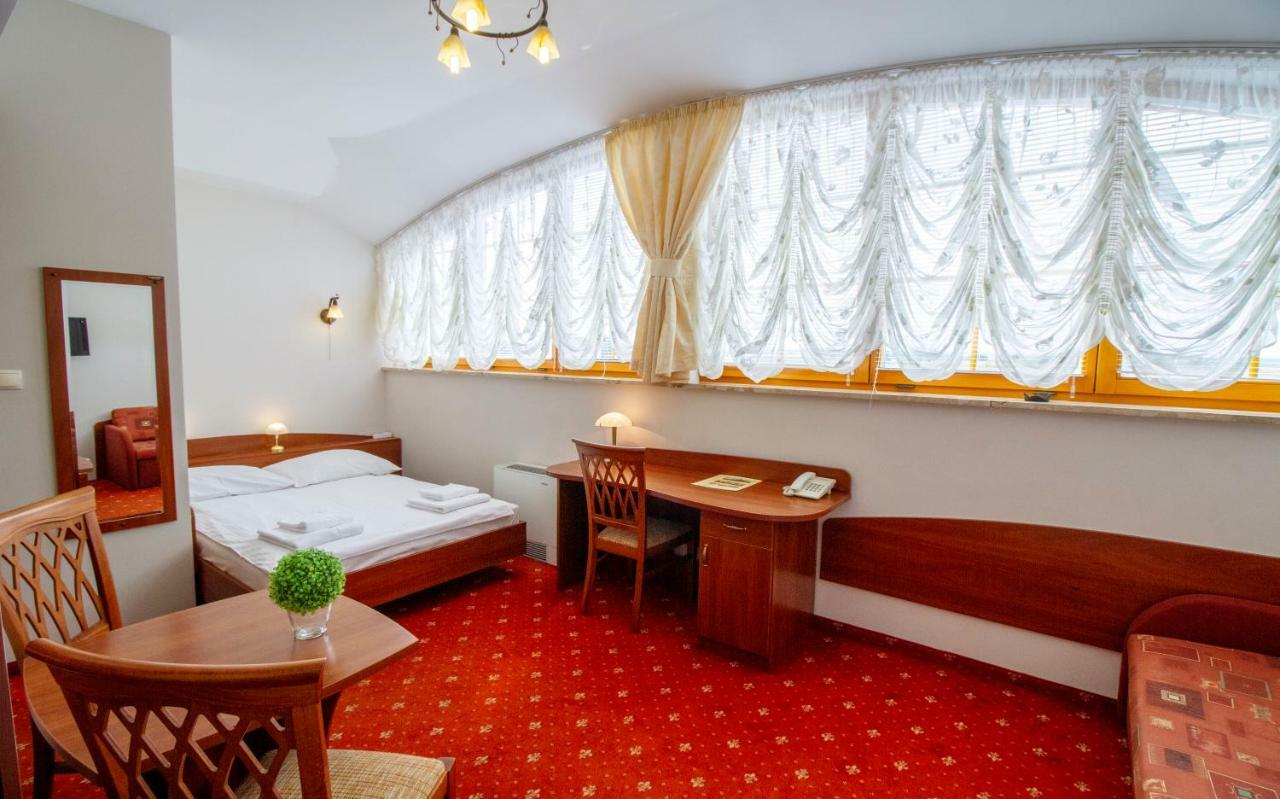 Hotel Stary Mlyn Koziegłowy Esterno foto